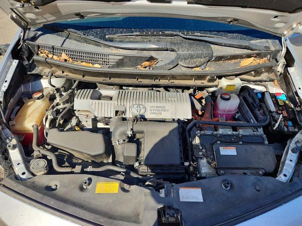 2015 TOYOTA PRIUS — Engine bay