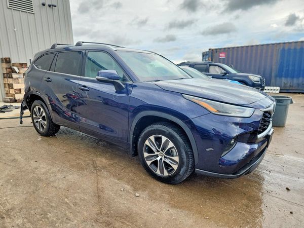 2021 TOYOTA HIGHLANDER XLE — Passenger 3/4