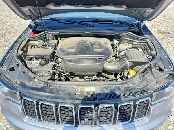 2020 JEEP GRAND CHEROKEE Limited — Engine bay