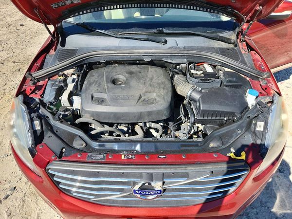 2017 VOLVO XC60 Inscription — Engine bay