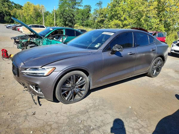 2021 VOLVO S60 R-Design — Front 3/4