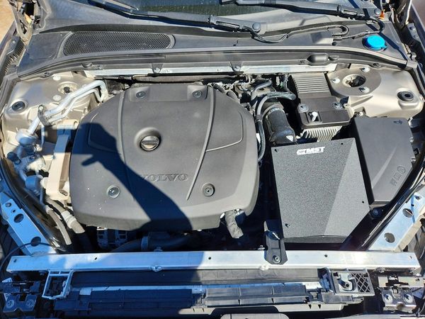 2021 VOLVO S60 R-Design — Engine bay