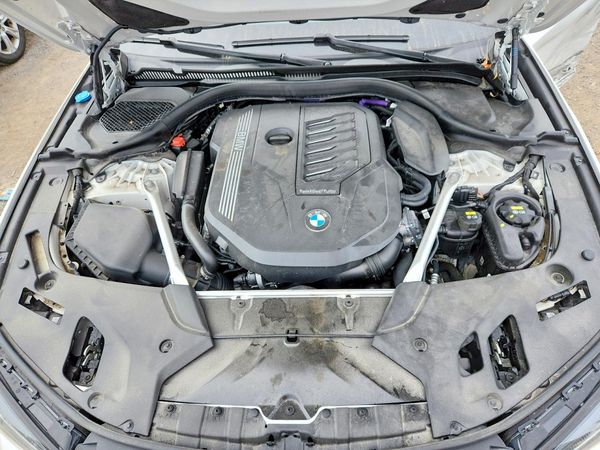2022 BMW 540 xDrive — Engine bay
