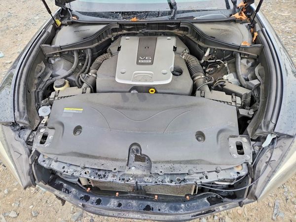 2016 INFINITI Q70L — Engine bay