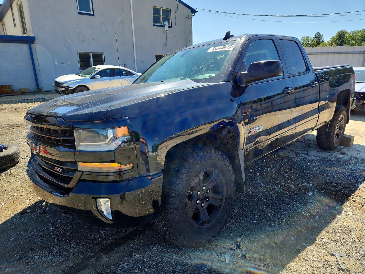 2017 CHEVROLET SILVERADO LT — Front 3/4