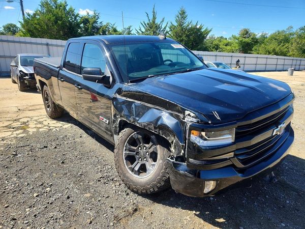 2017 CHEVROLET SILVERADO LT — Passenger 3/4