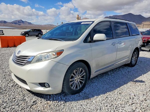 2017 TOYOTA SIENNA — Front 3/4