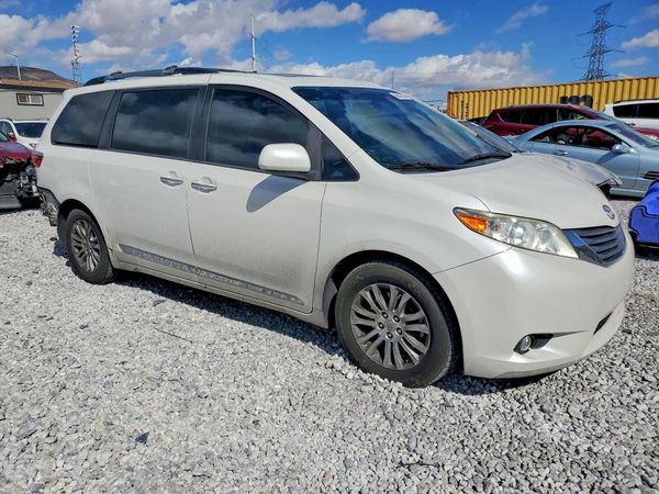 2017 TOYOTA SIENNA — Passenger 3/4
