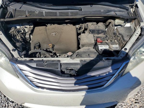 2017 TOYOTA SIENNA — Engine bay
