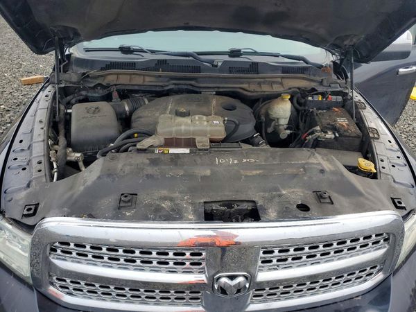 2016 RAM 1500 Laramie — Engine bay