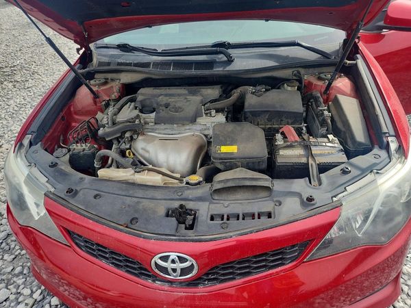 2014 TOYOTA CAMRY — Engine bay