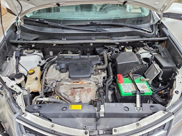 2014 TOYOTA RAV4 High — Engine bay