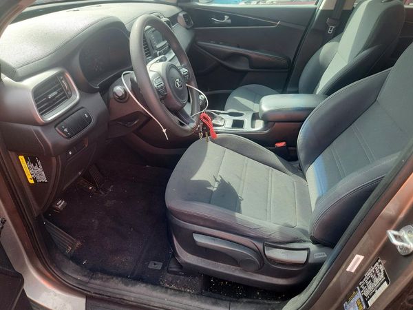 2016 KIA SORENTO L / LX