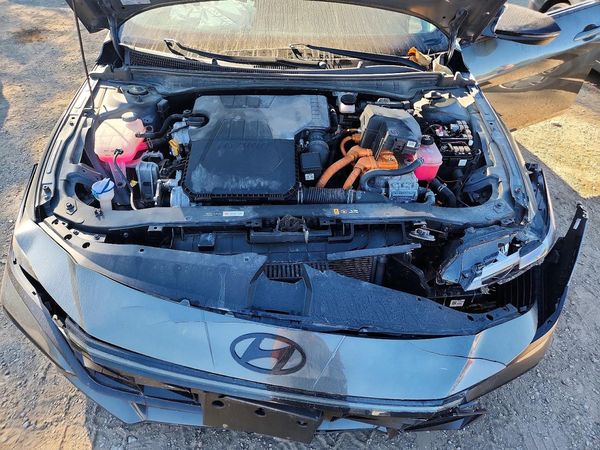 2024 HYUNDAI ELANTRA Limited — Engine bay