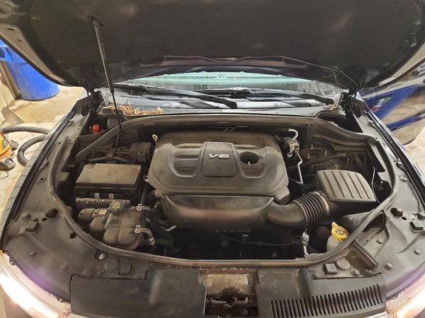 2018 DODGE DURANGO SXT — Engine bay