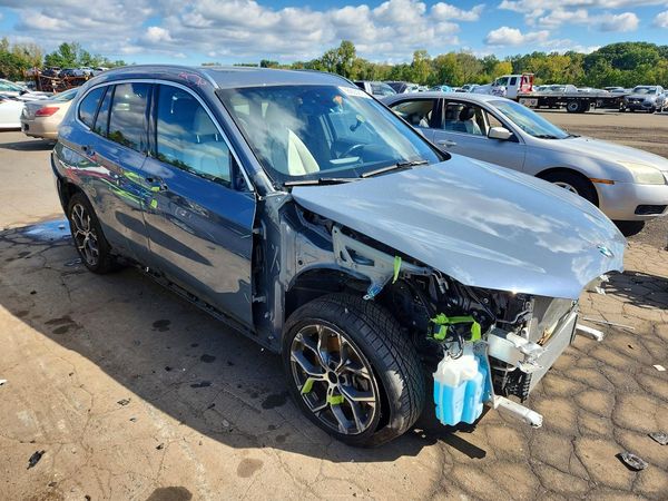 2021 BMW X1 xDrive28i — Passenger 3/4
