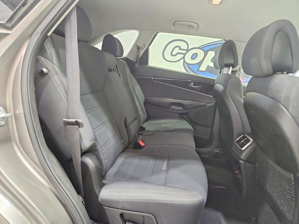 2016 KIA SORENTO L / LX