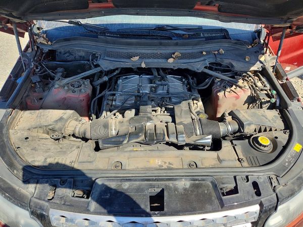 2014 LAND ROVER RANGEROVER HSE — Engine bay