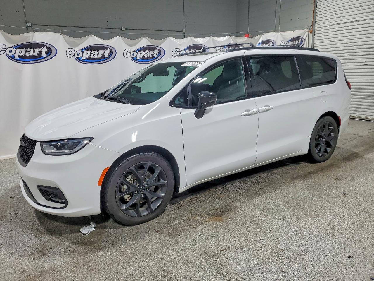 2025 CHRYSLER PACIFICA Limited — Front 3/4