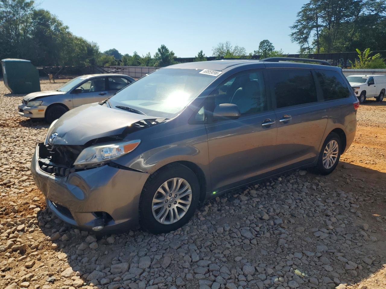 2017 TOYOTA SIENNA — Front 3/4