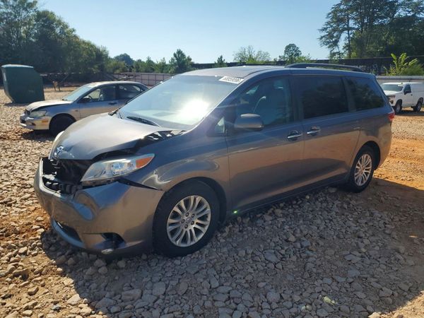 2017 TOYOTA SIENNA — Front 3/4