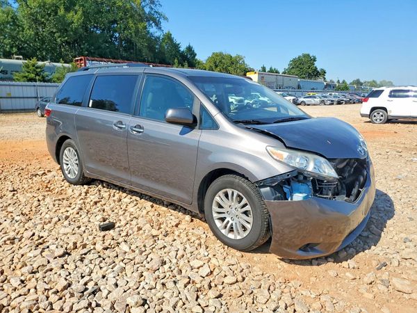 2017 TOYOTA SIENNA — Passenger 3/4