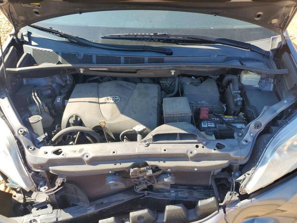 2017 TOYOTA SIENNA — Engine bay