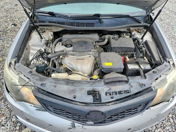 2014 TOYOTA CAMRY — Engine bay