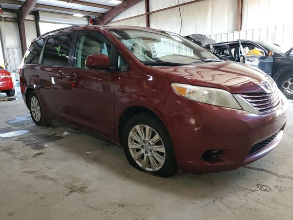 2015 TOYOTA SIENNA — Passenger 3/4