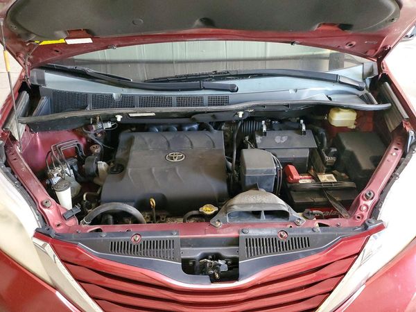 2015 TOYOTA SIENNA — Engine bay