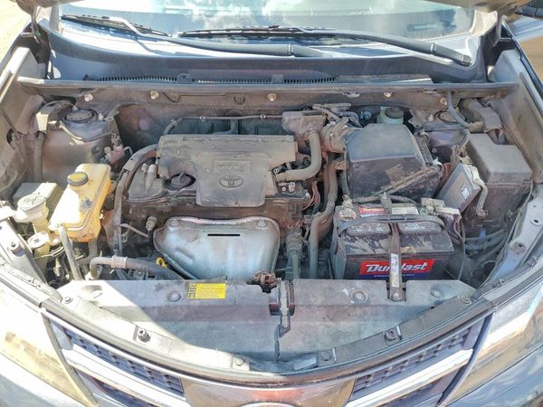 2013 TOYOTA RAV4 Sports — Engine bay