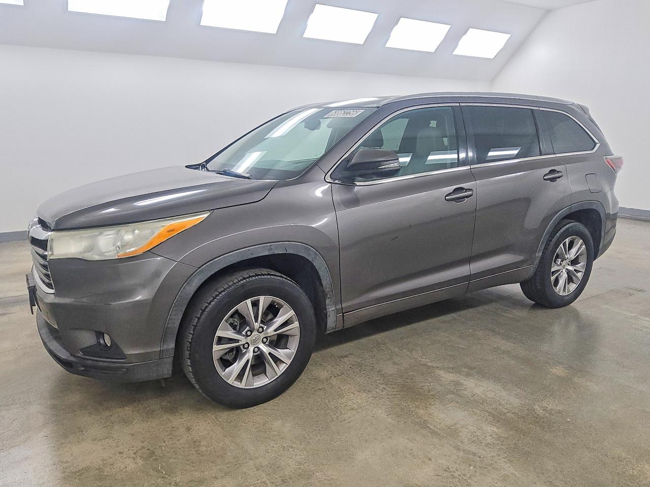 2014 TOYOTA HIGHLANDER Base/Hybrid — Front 3/4