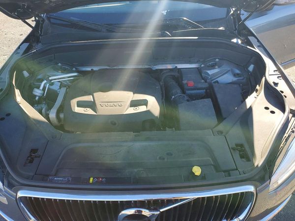 2017 VOLVO XC90 — Engine bay