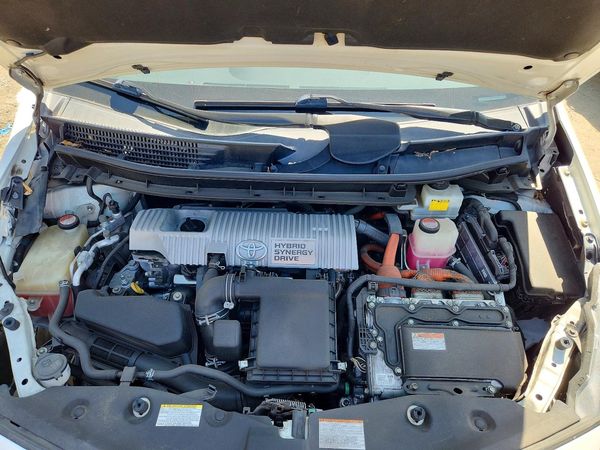 2016 TOYOTA PRIUS — Engine bay