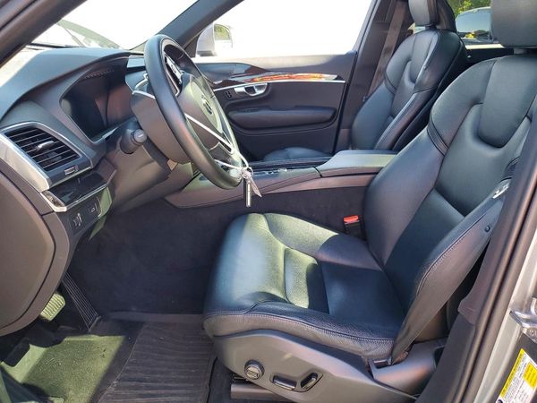 2019 VOLVO XC90 Momentum — DENT