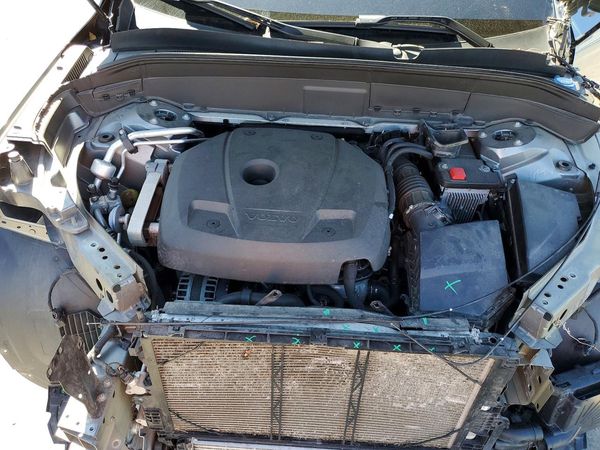2019 VOLVO XC90 Momentum — Engine bay