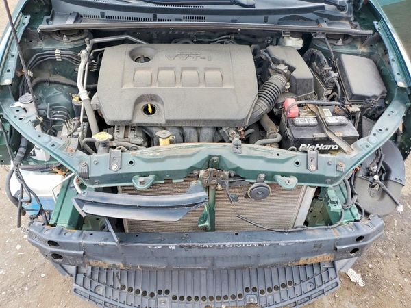 2014 TOYOTA COROLLA — Engine bay