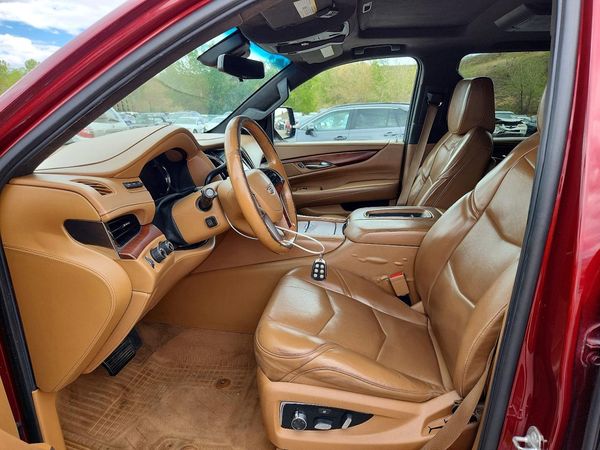 2017 CADILLAC ESCALADE — DENT