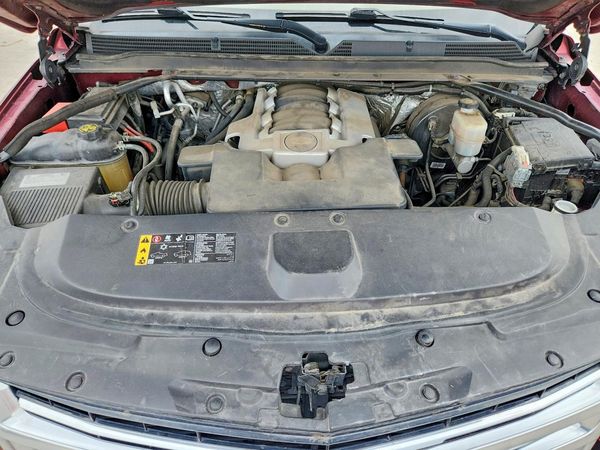 2017 CADILLAC ESCALADE — Engine bay