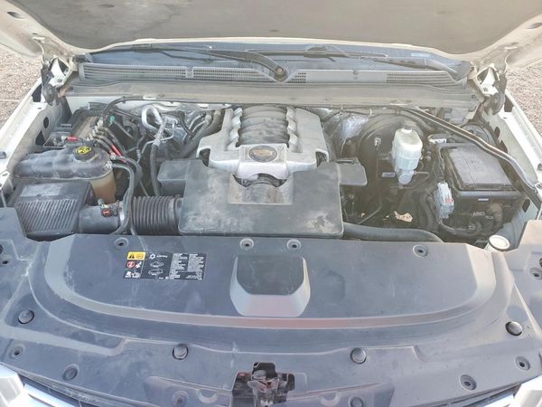 2015 CADILLAC ESCALADE ESV Platinum — Engine bay