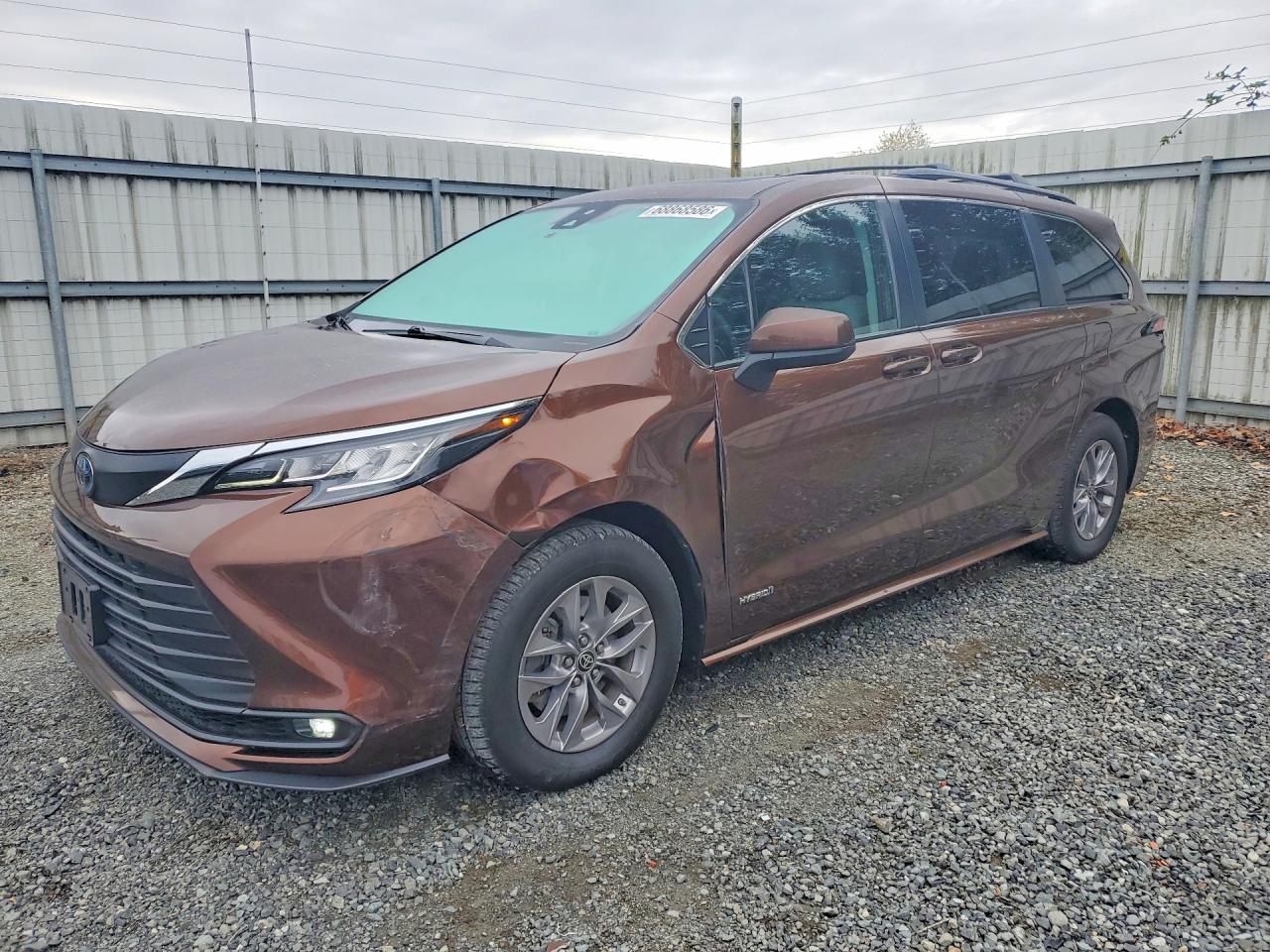 2021 TOYOTA SIENNA LE Plus Package — Front 3/4