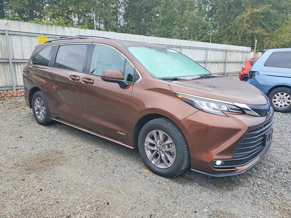 2021 TOYOTA SIENNA LE Plus Package — Passenger 3/4