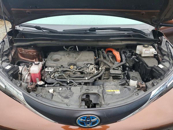 2021 TOYOTA SIENNA LE Plus Package — Engine bay