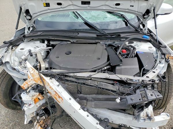 2024 VOLVO V90 Ultimate — Engine bay