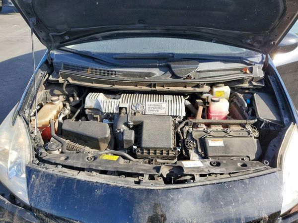 2015 TOYOTA PRIUS — Engine bay