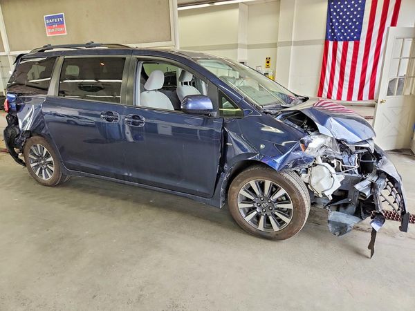 2019 TOYOTA SIENNA LE — Passenger 3/4