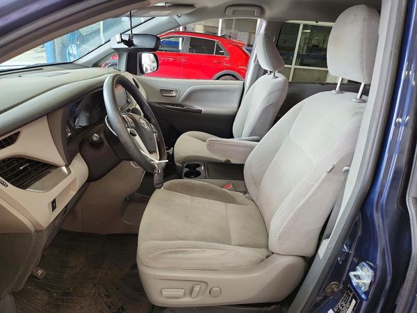 2019 TOYOTA SIENNA LE — DENT