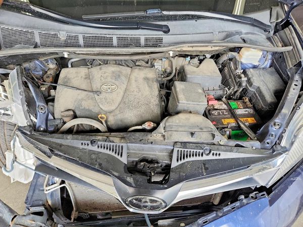 2019 TOYOTA SIENNA LE — Engine bay