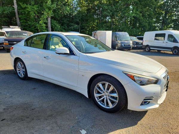 2015 INFINITI Q50 — Passenger 3/4