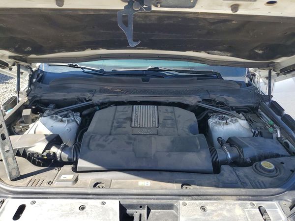 2016 LAND ROVER RANGEROVER HSE — Engine bay